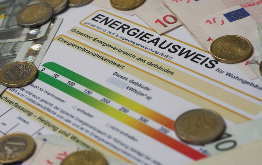 Energieausweis mit Euro-Münzen